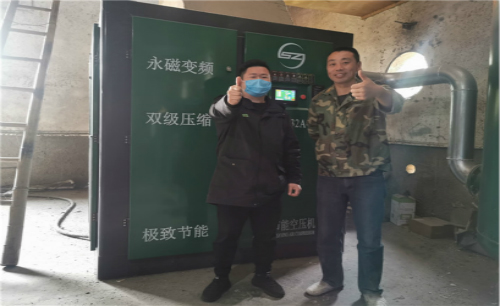 薩震節能空壓機售后服務鐵軍為紹興客戶空壓機做日常巡檢！