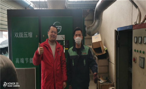 薩震節能空壓機售后服務鐵軍為南通客戶安裝空壓機現場！